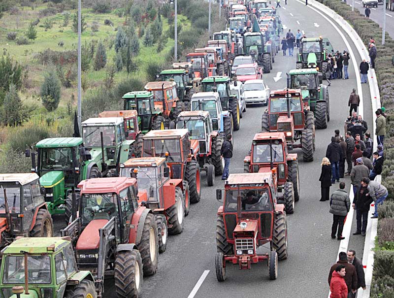 Δυναμώνουν τα μπλόκα των αγροτών στη Δυτική Ελλάδα - Δείτε που κλείνουν και ποιες ώρες οι δρόμοι