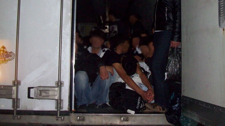 Πάτρα: Βρήκαν δέκα μετανάστες κρυμμένους σε φορτηγό
