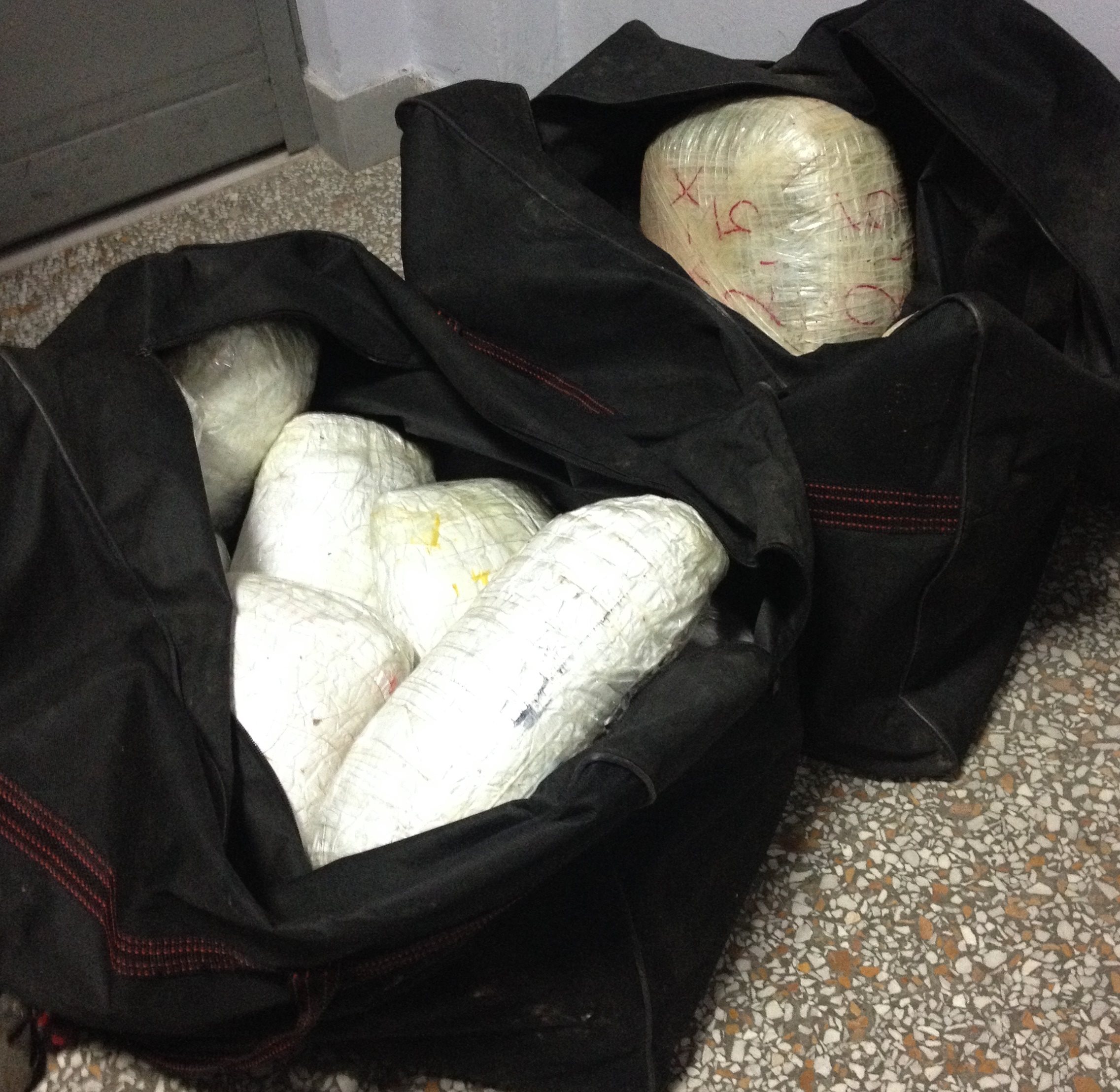 Προφυλακιστέοι οι τρεις που είχαν συλληφθεί στο Αντίρριο με 50 κιλά κάνναβης
