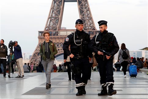 Σε εξέλιξη οι έρευνες για την επίθεση στο Παρίσι, μία ημέρα πριν τις κάλπες