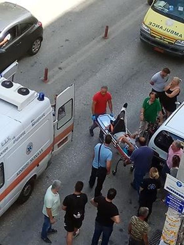 Πάτρα: Σοβαρό τροχαίο με τραυματία δικυκλιστή στην οδό Θεσσαλονίκης