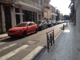 Ναύπακτος: Παρκάρουν παράνομα, στον ποδηλατόδρομο, για να πιουν τον καφέ τους