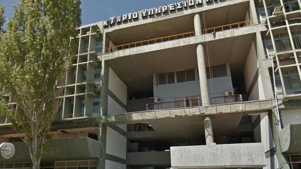 Πάτρα-Σοκαριστικό: Δεκάδες μετανάστες ζουν ακόμη στο ετοιμόρροπο κτίριο του ΟΛΠΑ, με υδροδότηση