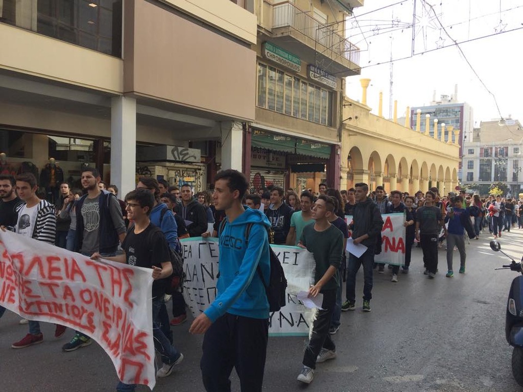 Στο δρόμο οι μαθητές – Πορεία στο κέντρο της Πάτρας (VIDEO)