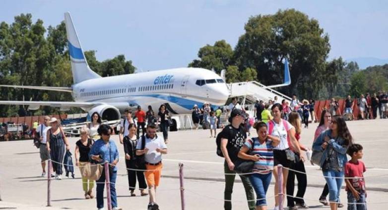 Εκατοντάδες τουρίστες και σήμερα στο αεροδρόμιο Αράξου