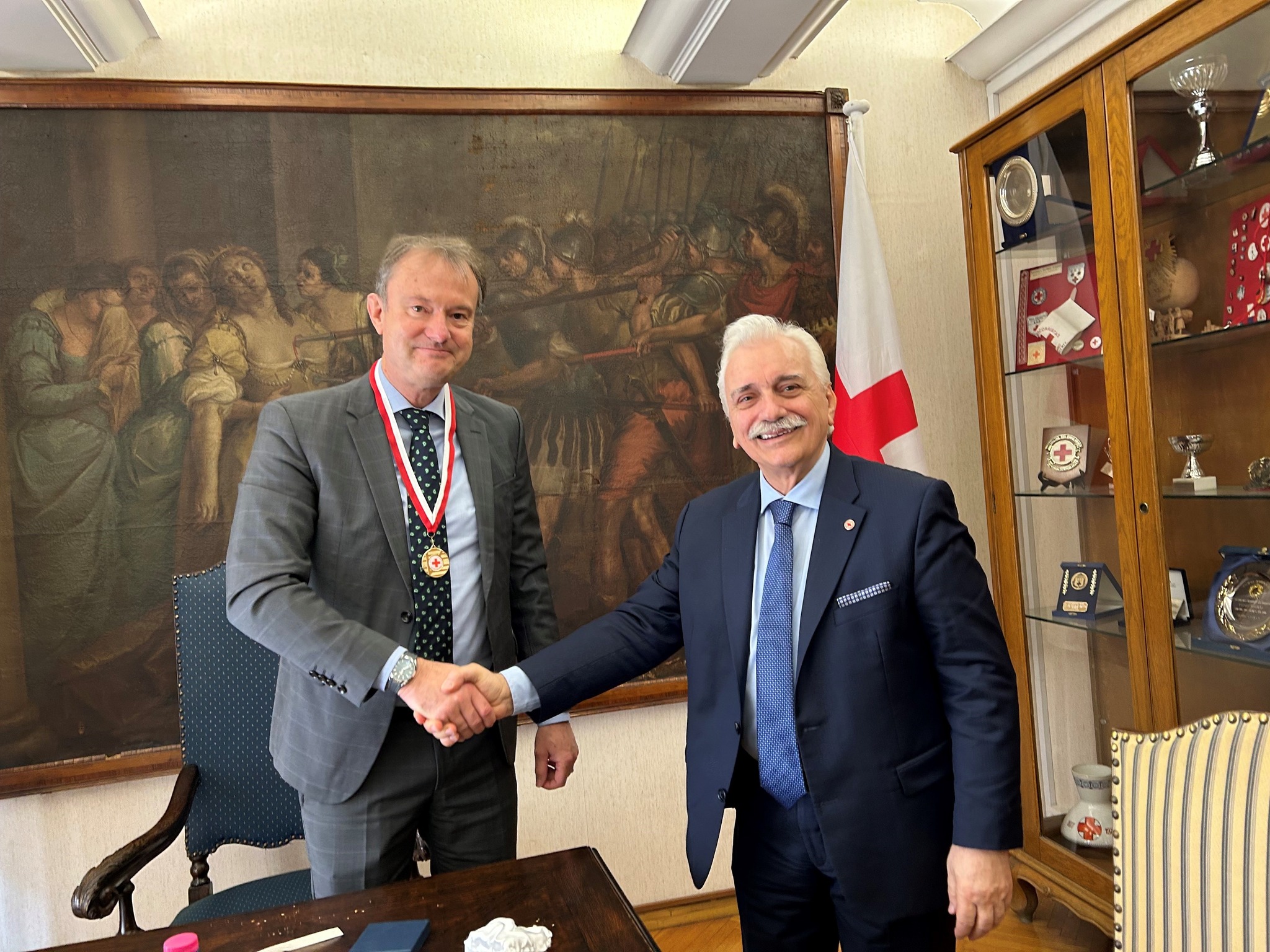 Ο Πρόεδρος του Ελληνικού Ερυθρού Σταυρού υποδέχθηκε τον Πρέσβη της Ελβετίας στα Γραφεία του Ε.Ε.Σ.