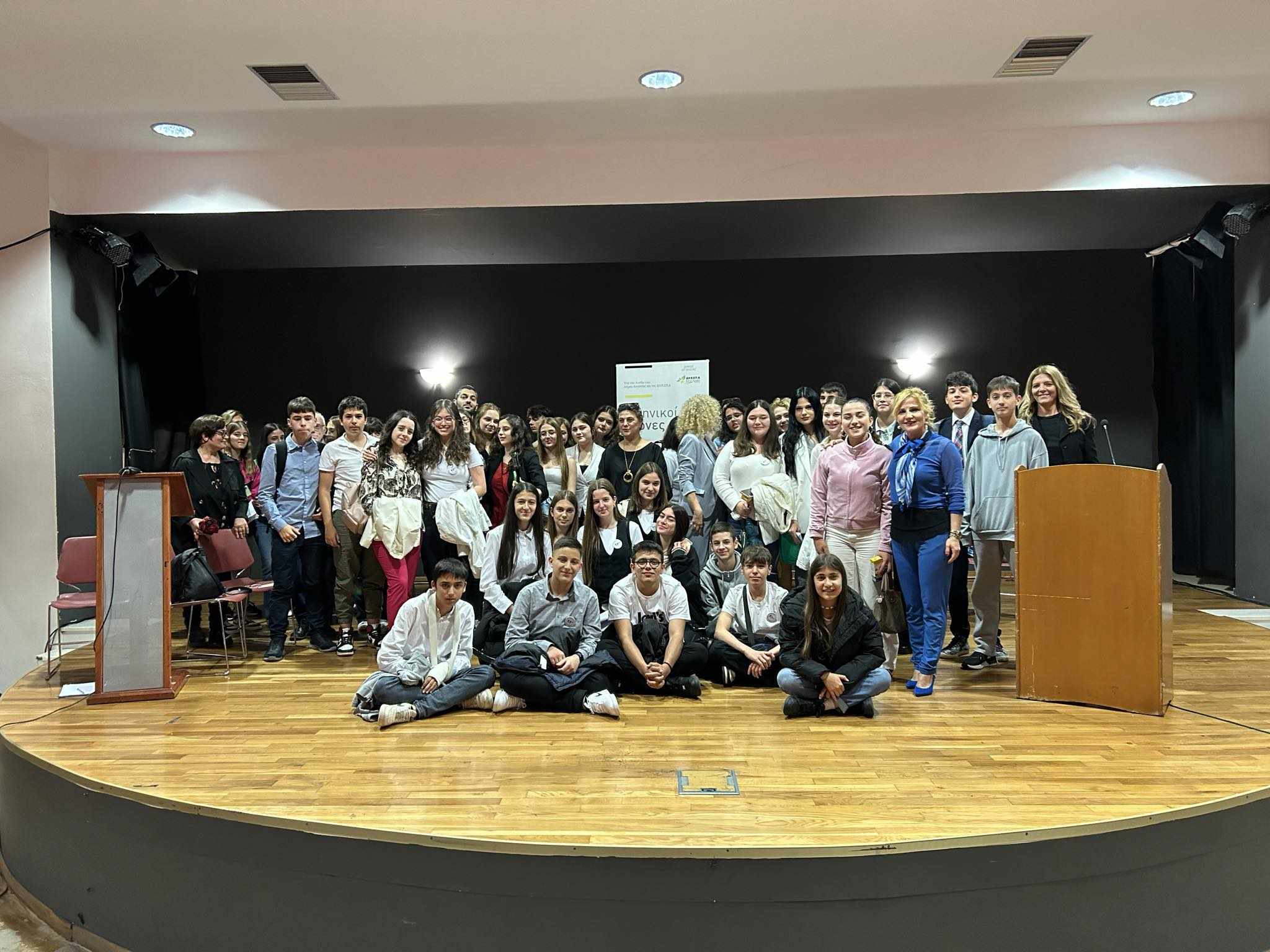 ΔΗΜΟΣ ΑΙΓΙΑΛΕΙΑΣ: Επιτυχημένοι οι Β’ Ελληνικοί Αγώνες Λόγου με θέμα τη Δημοκρατία, για μαθητές Γ’ Γυμνασίου σχολείων της Αχαΐας