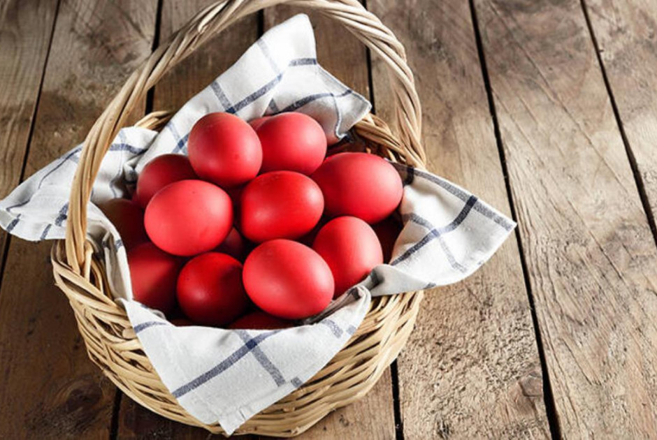 Γιατί βάφουμε τα αυγά κόκκινα και ποια ημέρα της Μεγάλης Εβδομάδος;