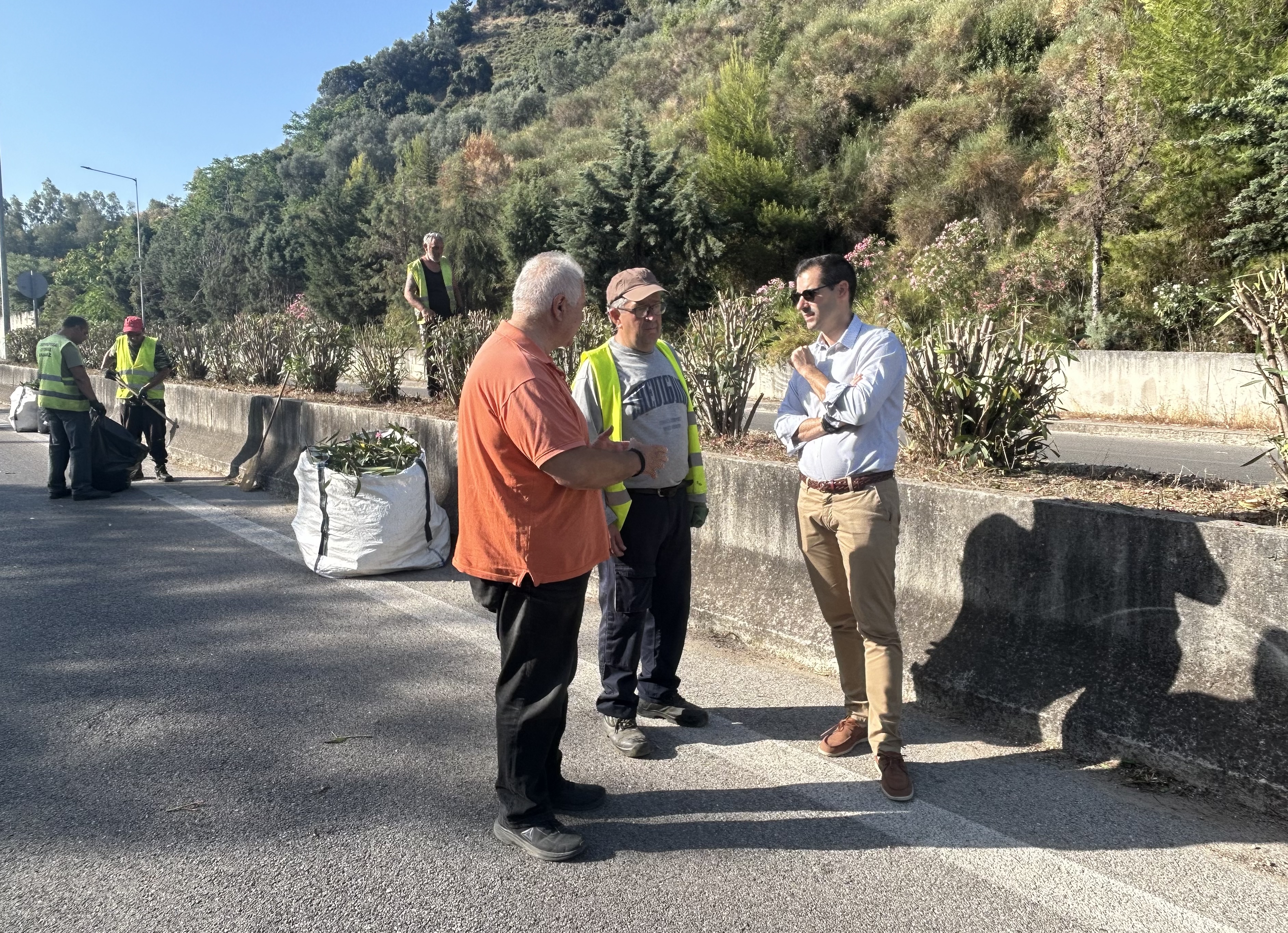 Εργασίες καθαρισμού και συντήρησης πρασίνου σε διαχωριστικές νησίδες της Πάτρας – Επίσκεψη του Αντιπεριφερειάρχη Β. Γιαννόπουλου στη Μικρή Περιμετρική 