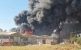 Γομοστό Αχαΐας: Τις τελευταίες φλόγες από την καταστροφική φωτιά στο εργοστάσιο σβήνουν οι πυροσβέστες 