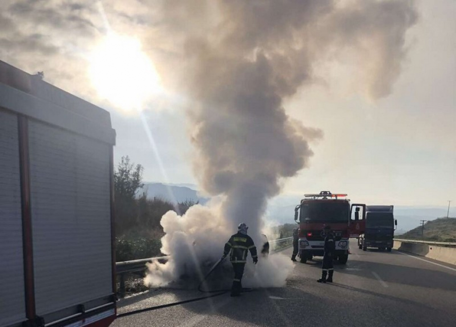 Κινητοποίηση για αυτοκίνητο που έβγαζε καπνούς στην Ιόνια Οδό 