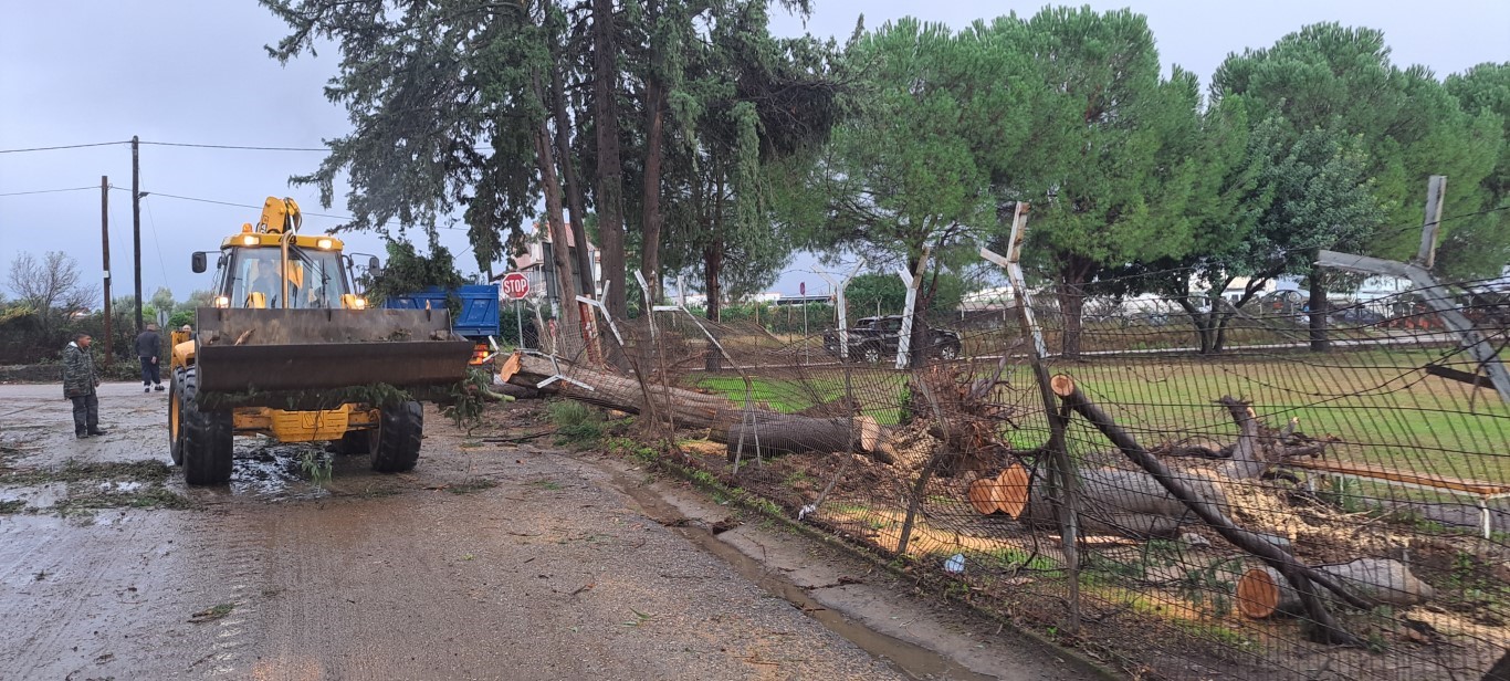 ΔΑΚ Αγρινίου: Σε εξέλιξη οι εργασίες αποκατάστασης μετά τον ανεμοστρόβιλο.