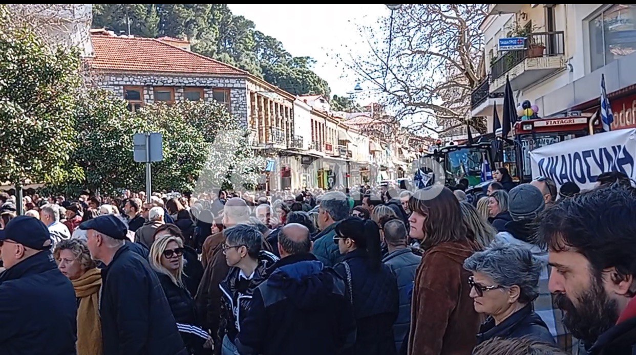 Ναύπακτος: Λαοθάλασσα συγκεντρώνεται στην πλατεία Φαρμάκη