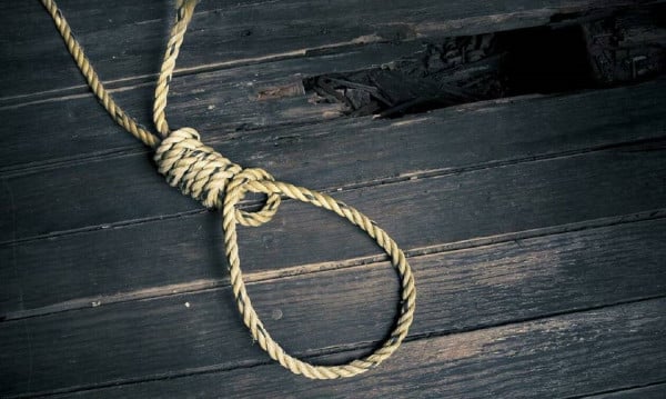 Πάτρα: Γυναίκα βρέθηκε κρεμασμένη στο σπίτι της – Τη βρήκαν νεκρή οι γονείς της