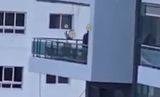 ΘΡΙΛΕΡ ΣΤΗΝ ΠΑΤΡΑ: Κρατούσε το παιδί του από το ένα πόδι έξω στο μπαλκόνι και απειλούσε