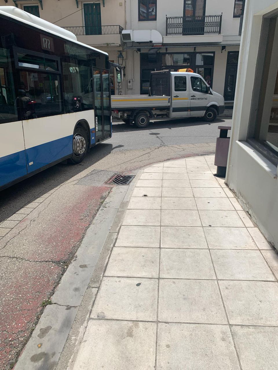Αυτοκίνητο του Δήμου Ναυπακτίας, μπλόκαρε την κυκλοφορία στο λιμάνι της πόλης