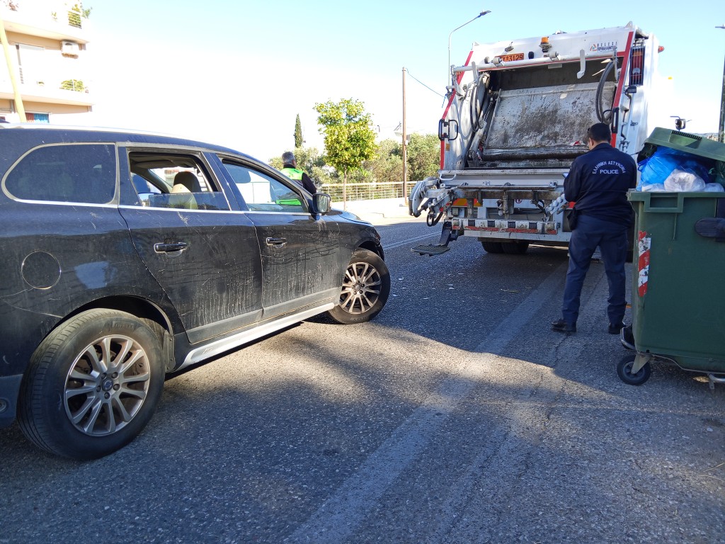 Αγρίνιο:Σύγκρουση ΙΧ με απορριμματοφόρο – Τραυματίστηκε υπάλληλος του Δήμου.