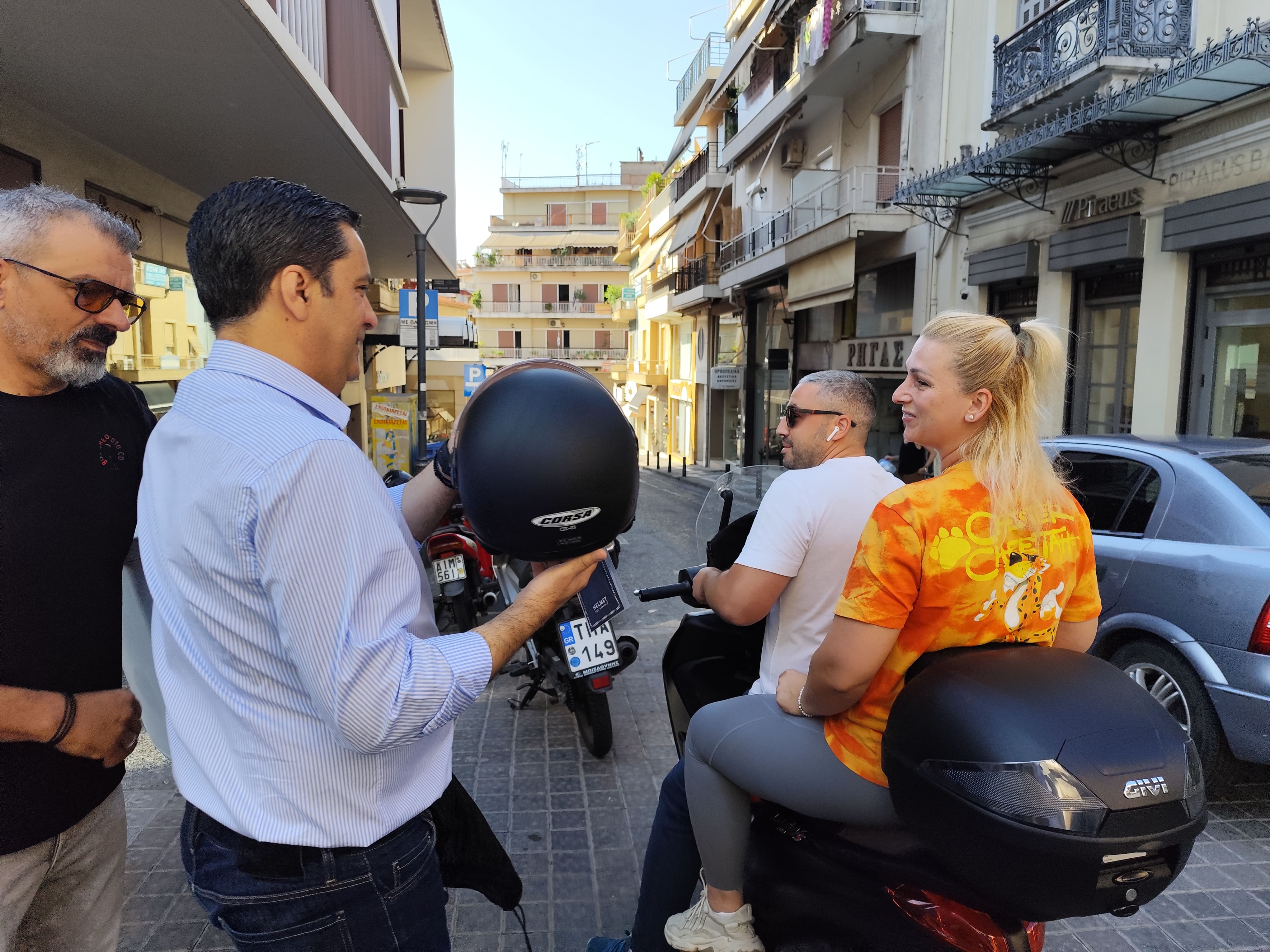 H τροχαία Αγρινίου αντί για πρόστιμα μοίρασε....κράνη στους παραβάτες δικυκλιστές