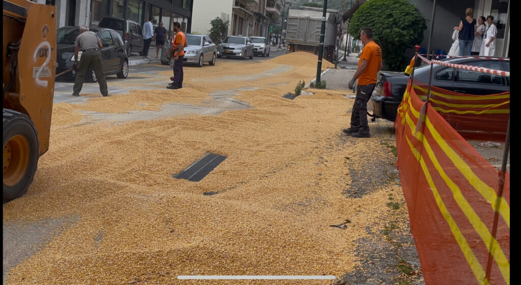 Γέμισε καλαμπόκι ο κεντρικός δρόμος της Αμφιλοχίας