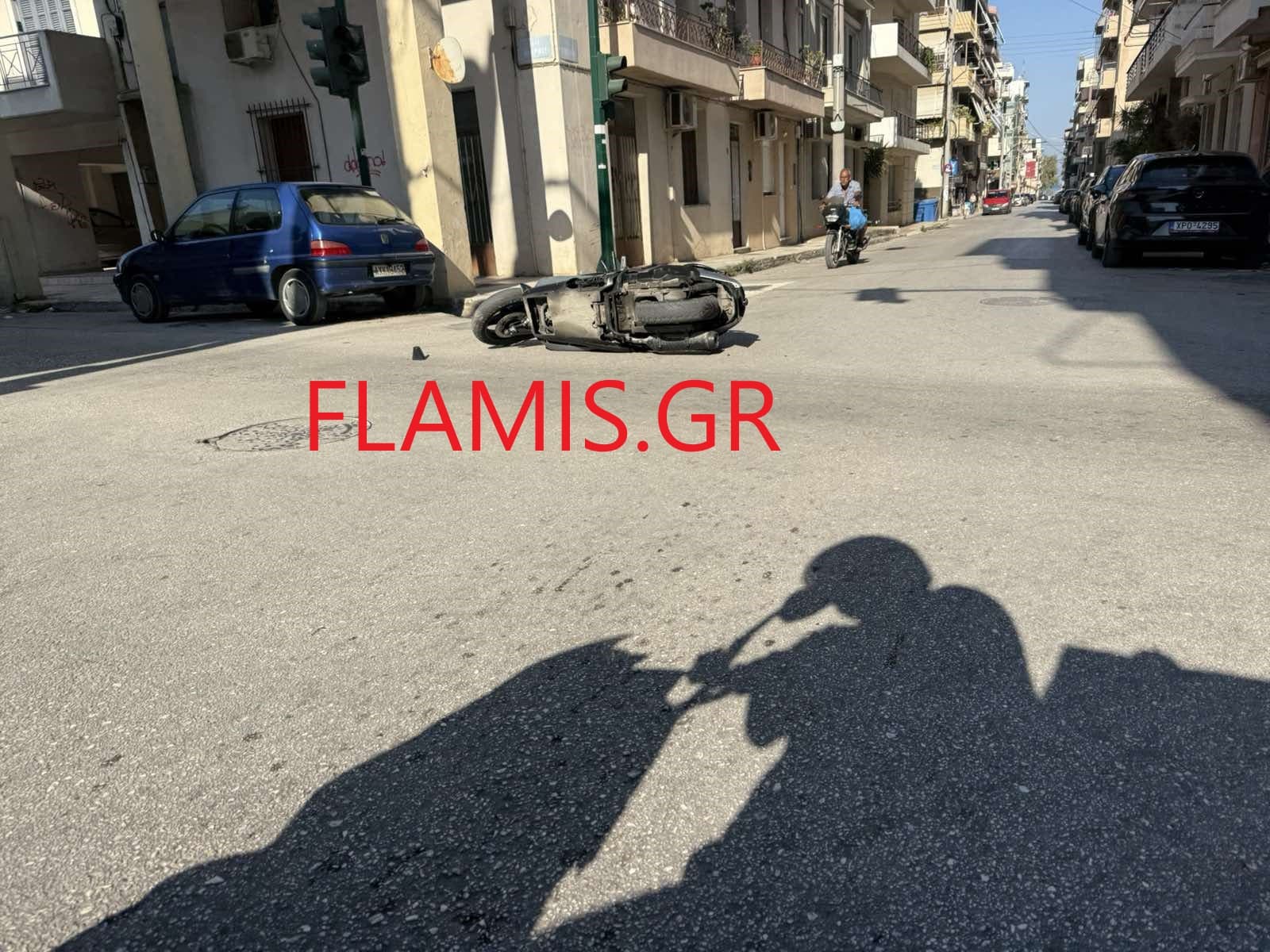 ΠΑΤΡΑ : Εκτινάχτηκε ο οδηγός δικύκλου μετά από σύγκρουση με ΙΧ στην Ιεροθέου 