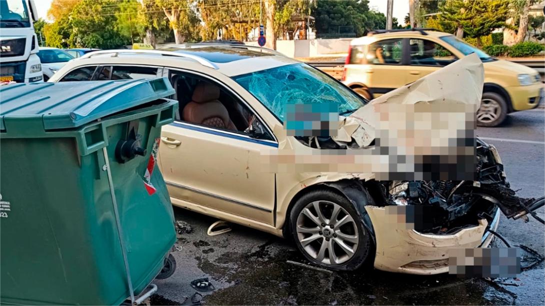Νεκρή δημοτική υπάλληλος στην Ποσειδώνος- Ταξί πήγε να προσπεράσει και καρφώθηκε σε απορριμματοφόρο