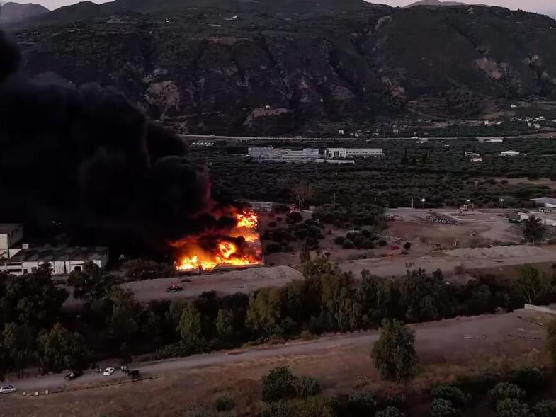 Μαίνεται η πυρκαγιά στο εργοστάσιο ανακύκλωσης στην Τέμενη Αιγίου