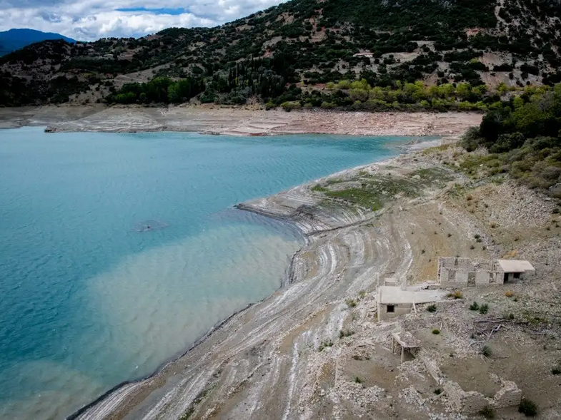 Bloomberg: Το ελληνικό σχέδιο για τη λειψυδρία – Η συγχώνευση 700 εταιριών ύδρευσης σε τρεις