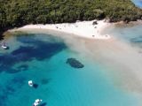Η εξωτική παραλία με το περίεργο όνομα και το νησάκι που πηγαίνεις με τα πόδια
