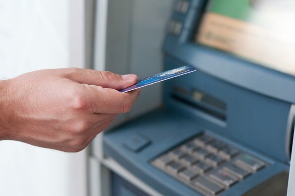 Αναλήψεις από ATM: Αλλαγές για τις προμήθειες από τη Δευτέρα
