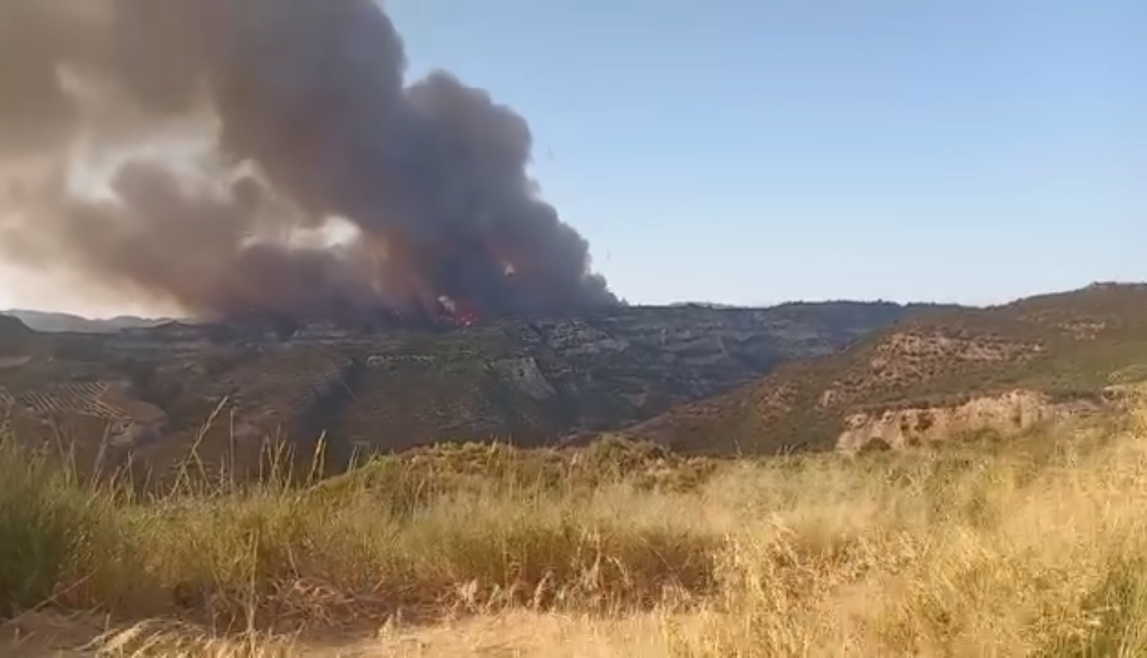 Μεγάλη φωτιά στην Ηλεία – Δύο εγκλωβισμοί