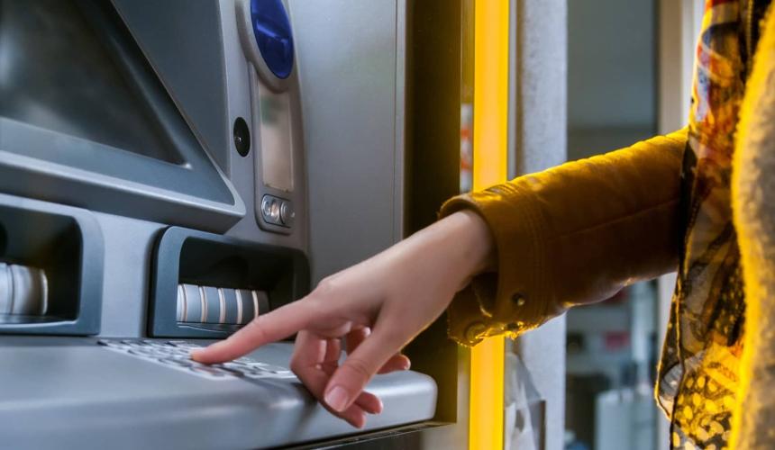 Τι αλλάζει από τη Δευτέρα στις αναλήψεις από τα ΑΤΜ τραπεζών