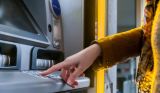 Τι αλλάζει από τη Δευτέρα στις αναλήψεις από τα ΑΤΜ τραπεζών