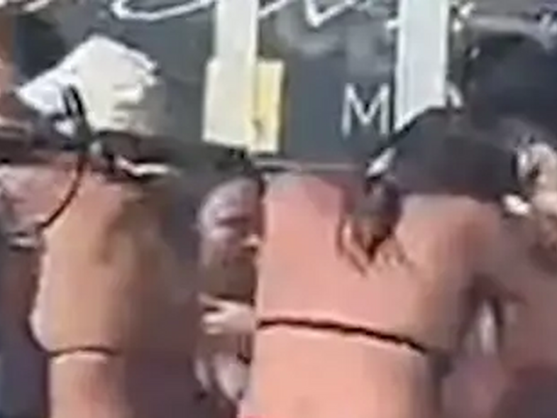 Ουκρανία : Μαλλιοτράβηγμα σε παραλία της Οδησσού -Γυναίκες πιάστηκαν στα χέρια για τη μουσική