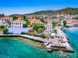 Σπέτσες: To μικρό κοσμοπολίτικο νησί με τη μοναδική ατμόσφαιρα