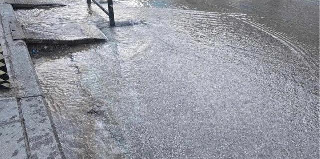 Χιλιομόδι: Σπασμένος αγωγός ύδρευσης «ποτίζει» τον δρόμο 