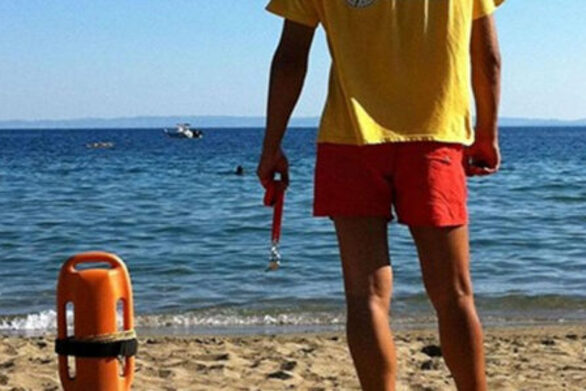 Πάτρα: Ναυαγοσώστης έσωσε δύο γυναίκες που κινδύνευσαν στα Αραχωβίτικα