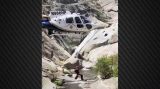 Δραματικός απεγκλωβισμός στην Καλιφόρνια: Έσωσαν άνδρα που είχε παγιδευτεί πίσω από καταρράκτη δύο μέρες