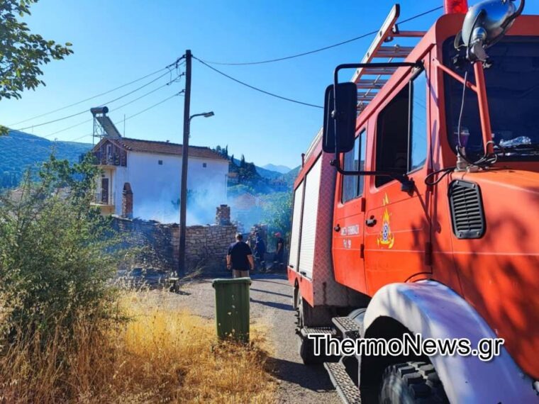 Θέρμο: Άμεση επέμβαση της Πυροσβεστικής σε πυρκαγιά δίπλα σε κατοικίες