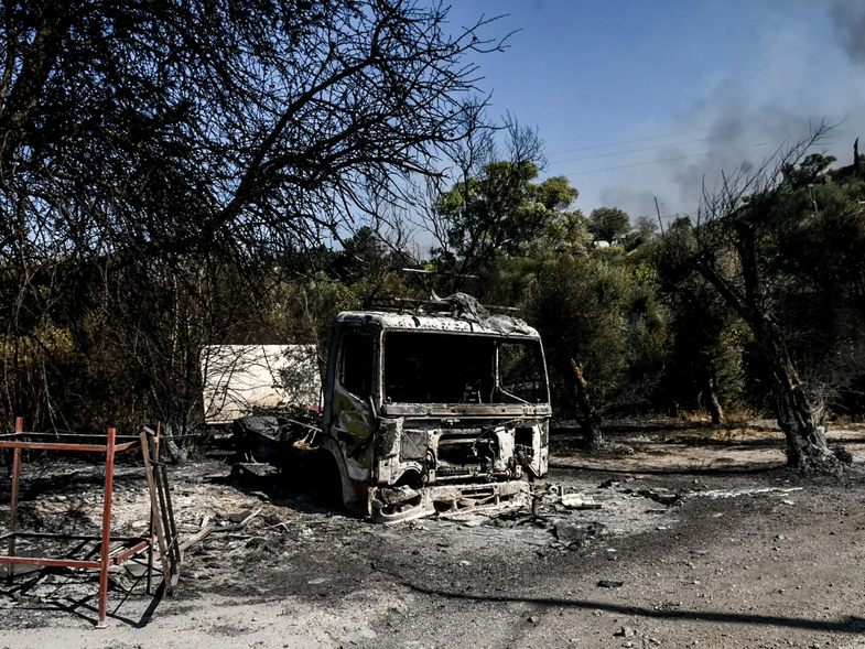 Φωτιά στην Πάτρα: Ένα το ενεργό μέτωπο προς Ελεκίστρα - Μάχη με διάσπαρτες εστίες σε Αρόη και Συχαινά