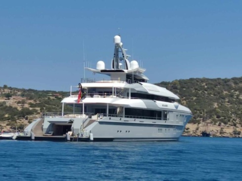 Στα Καλάμια Κορίνθου τα δύο εντυπωσιακά mega yachts του δισεκατομμυριούχου συνιδρυτή του WhatsApp, Jan Koum