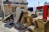Πάτρα: Άφησαν σε πεζοδρόμιο από καναπέδες μέχρι... στρώματα