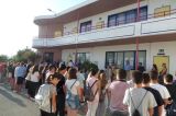 Οι γονείς ψάχνουν προσφορές σε ρούχα και παπούτσια πριν την έναρξη της σχολικής χρονιάς