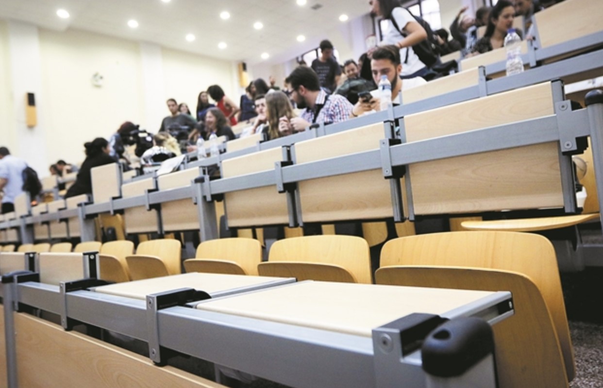 Ερημώνουν από φοιτητές τα ΑΕΙ: Πολλές κενές θέσεις λόγω δημογραφικού και Ελάχιστης Βάσης Εισαγωγής