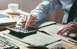 Φορολογικό σαφάρι για κρυφά εισοδήματα – Ραβασάκια με φόρους για νέες και παλιές «αμαρτίες» στέλνει η ΑΑΔΕ