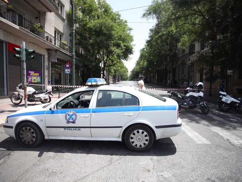 Πάτρα: Έσπασε την πρόσοψη κομμωτηρίου επειδή ήταν κλειστό!