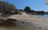 «Βρωμιά απερίγραπτη, δεν μπορείς να αναπνεύσεις» – Κραυγή αγωνίας για τις ακαθαρσίες στην κεντρική πλαζ της Σαρωνίδας