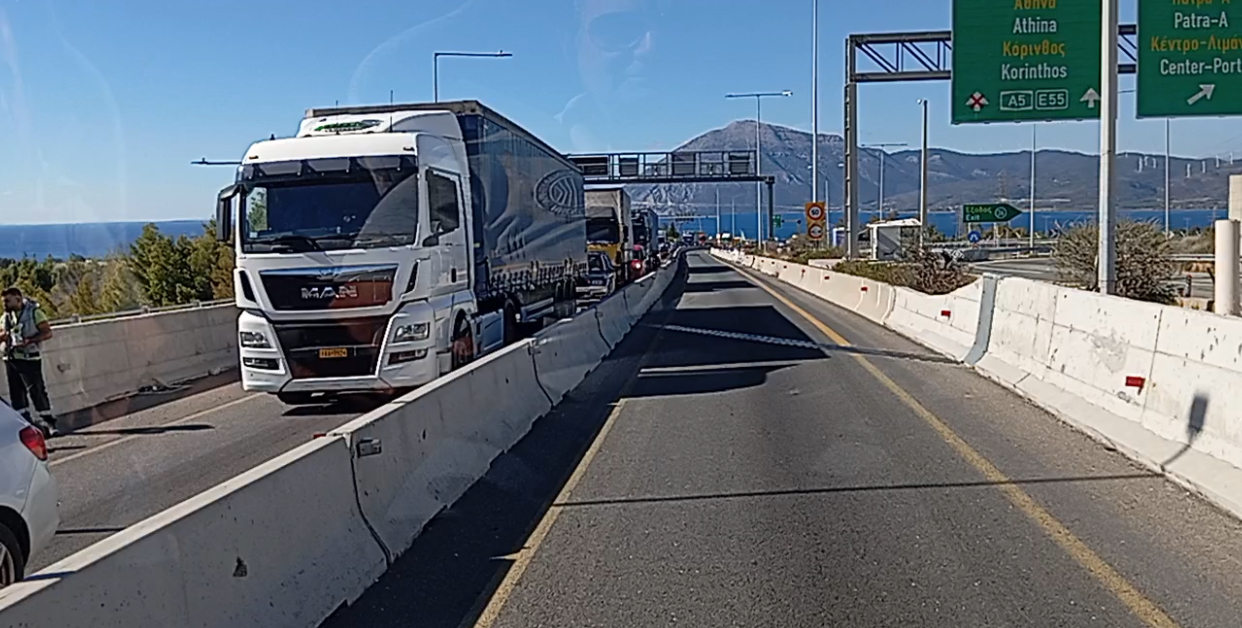 Κυκλοφοριακό χάος στην περιμετρική Πατρών λόγω ακινητοποιημένης νταλίκας