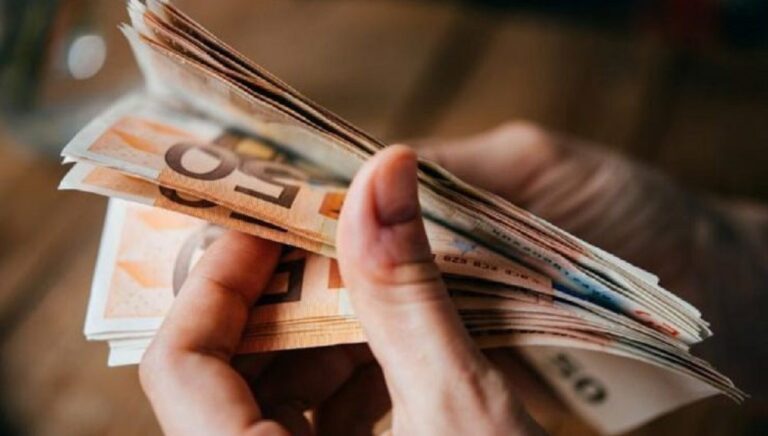 Αύξηση εισοδήματος για μισθωτούς και συνταξιούχους: Έρχεται τριπλό όφελος από τις μειώσεις φόρων