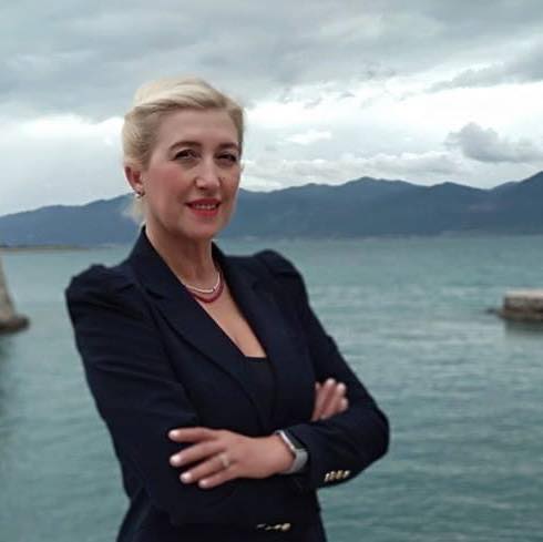 ΜΑΡΙΝΑ ΡΙΣΒΑ ΕΝΑΝΤΙΟΝ ΝΤΙΝΟΥ ΤΣΟΥΚΑΛΑ: "ΠΡΟΕΒΕΙ ΣΕ ΘΕΣΜΙΚΌ ΑΤΟΠΗΜΑ - ΔΕΝ ΕΙΝΑΙ ΑΚΟΜΗ ΑΝΤΙΔΉΜΑΡΧΟΣ ΚΟΙΝΩΝΙΚΉΣ ΠΟΛΙΤΙΚΉΣ"