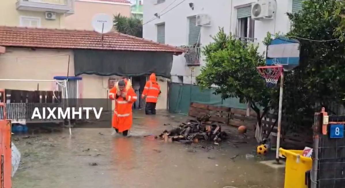 Ώρες αγωνίας στο Μεσολόγγι: Παιδί διασώζεται μέσα από πλημμυρισμένο σπίτι